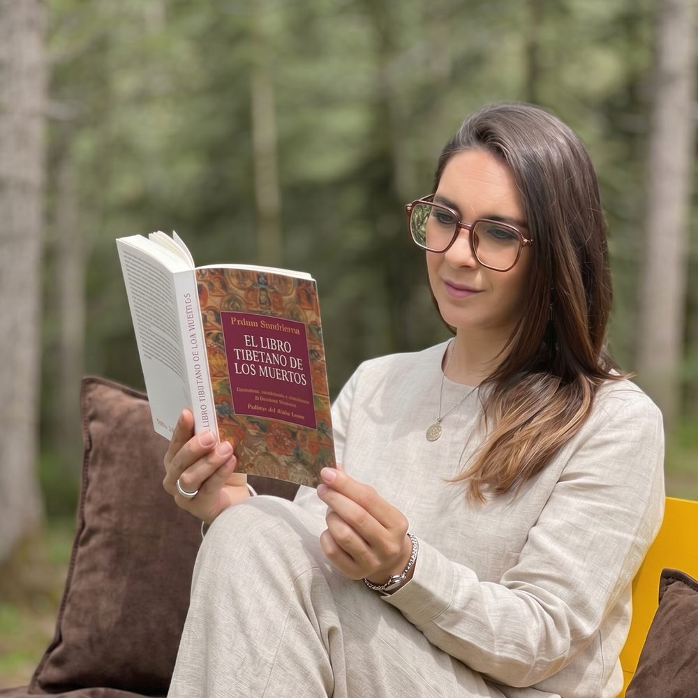 Andrea Arce en un momento de lectura y reflexión